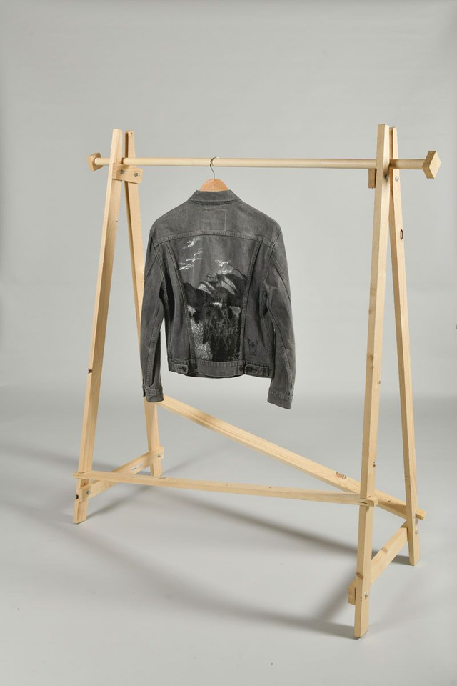 veste en jeans grise Levi&#039;sde seconde main peinte à la main - œuvre paysage montagne Chartreuse