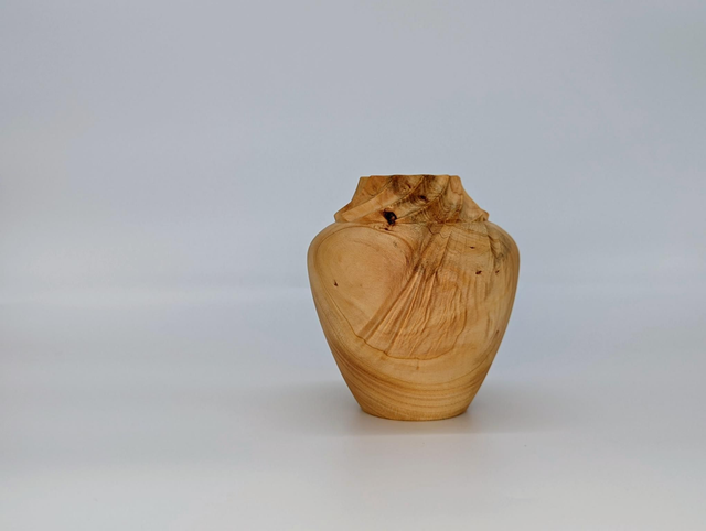 Vase sculpté en cyprès