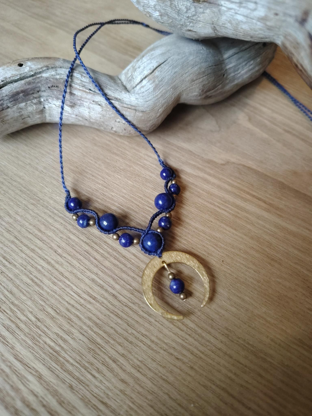 Collier lune inversée et pierres fines