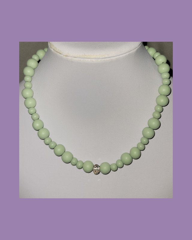 Alternating Green Beaded Necklace