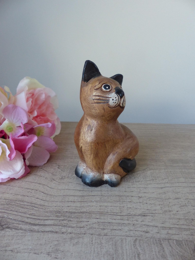 Figurine chat assis siamois marron et beige bois sculpté peint main, chat artisanal en bois, petit chat mignon décoratif pour maison cadeau