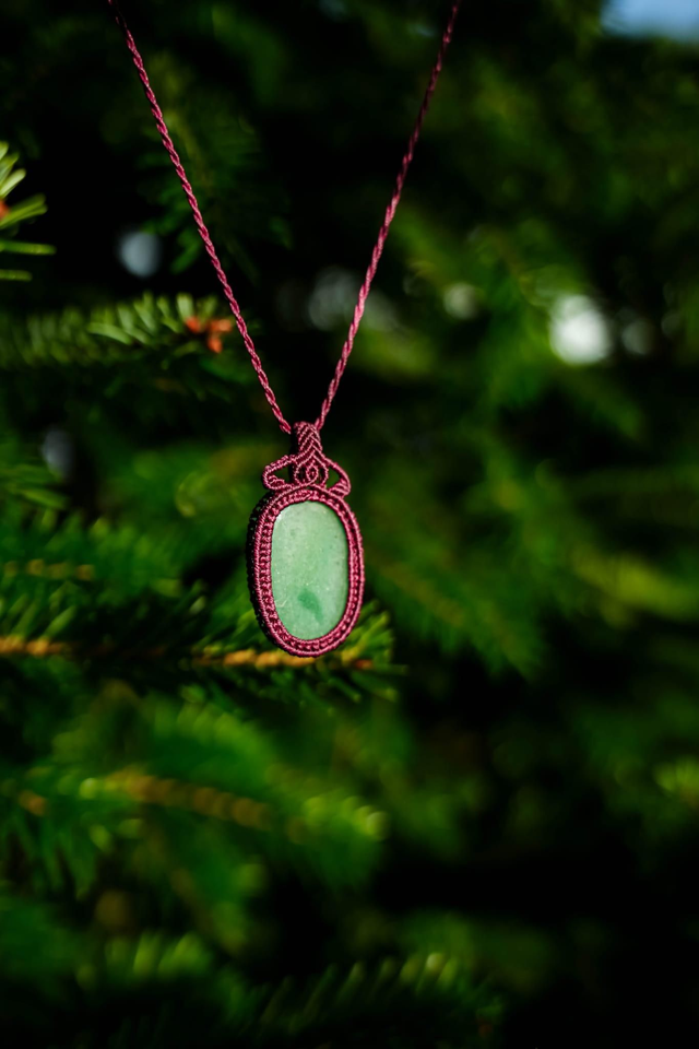 Collier en micro-macramé couleur prune avec pierre Aventurine