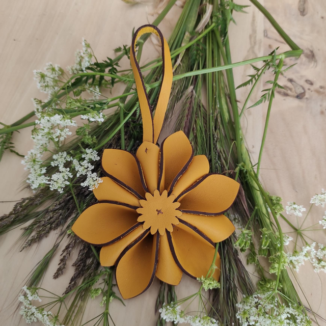 Fleur en cuir 