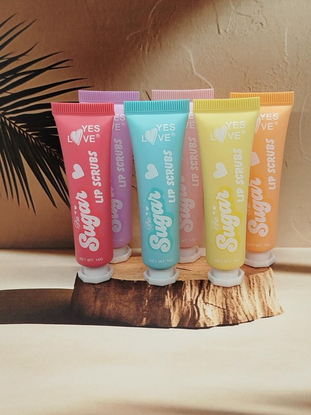 Tube de gommage pour les lèvres.