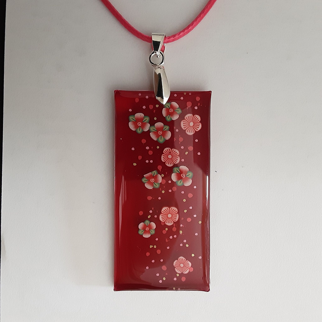 Pendentif grand rectangle collection floral fond rouge framboise translucide et incrustation fleuri