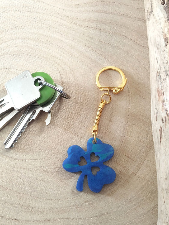 Porte-clés trèfle bleuté