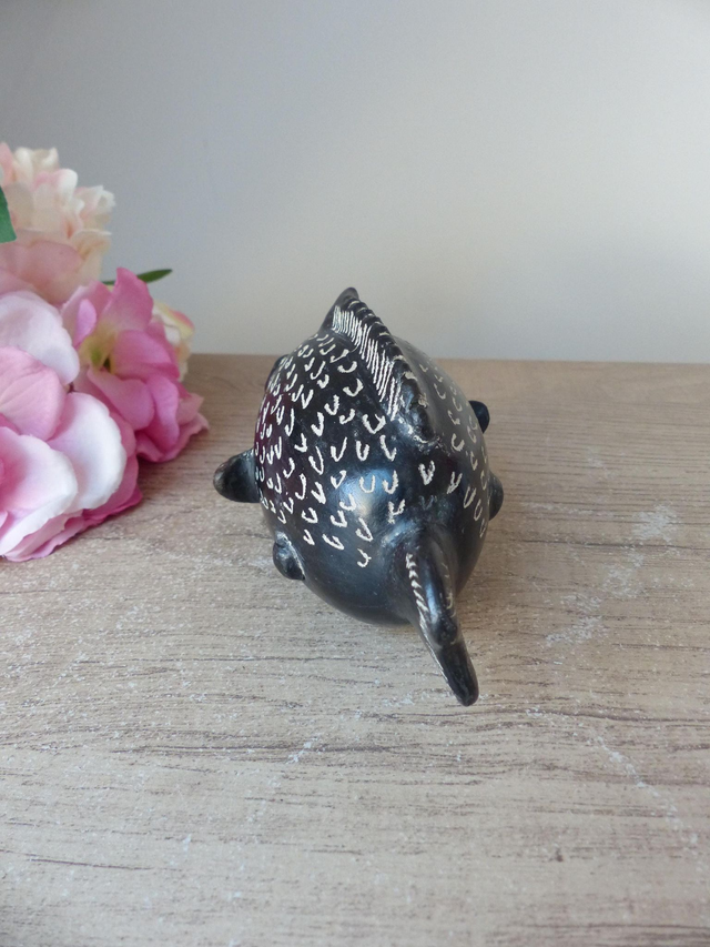 Sculpture poisson en poterie d'argile noire, figurine poisson artisanal décoration intérieure zénitude calme sérénité thème océan mer maison