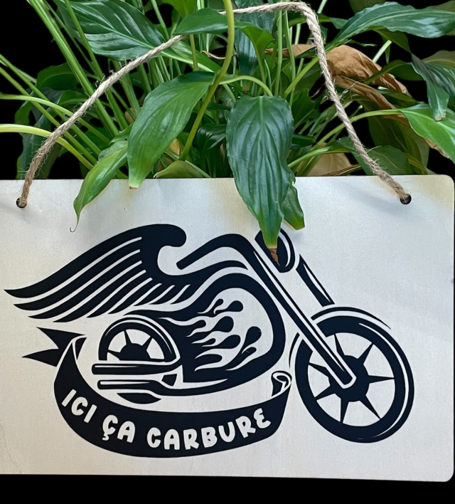 Moto &quot;ici ça carbure&quot;