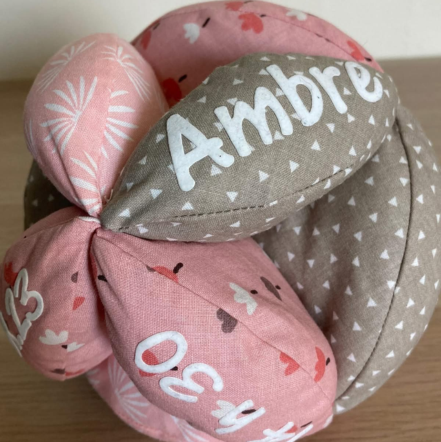 Balle de préhension avec informations de naissance et grelot intégré