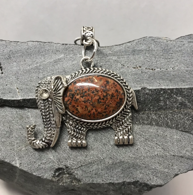 Graniitti ( Suomi) Norsu kiviriipus 