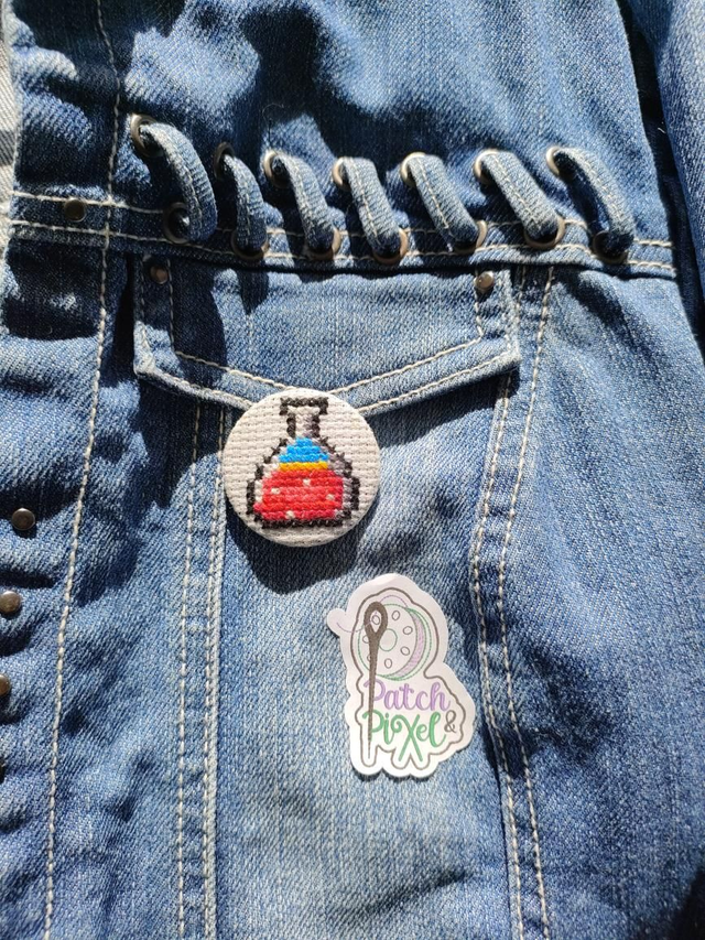 Fiole Badge ou porte clé brodé à la main pixel art