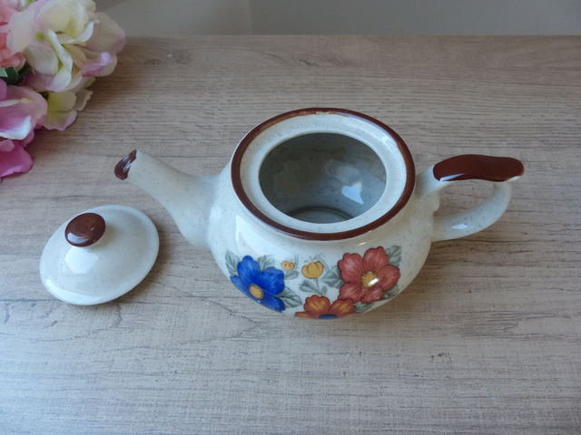 Petite théière ou cafetière décor fleurs bleues et orange en grès véritable années 1970 Décoration Vintage Bohème Cuisine Salon