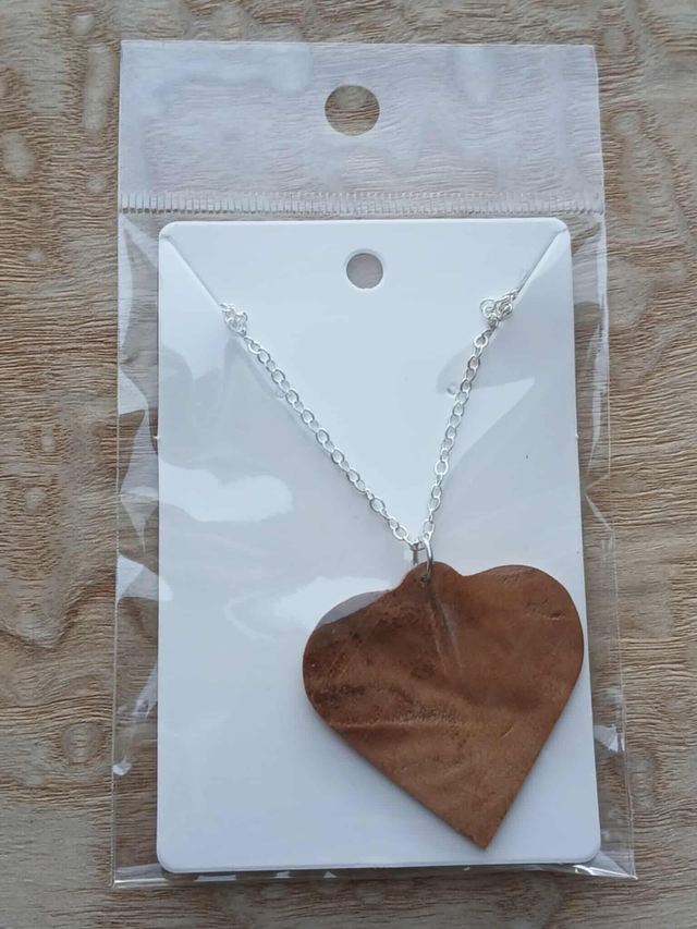 Parure cœur en loupe d’orme – bijou artisanal en bois