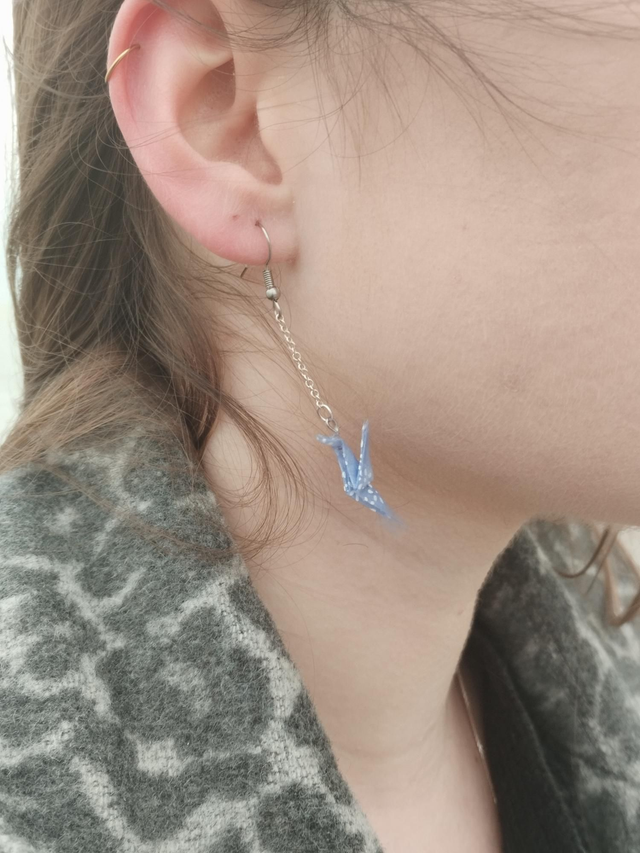 Boucles d&#039;Oreilles &quot;Colibri&quot; bleues avec des petites fleurs blanches