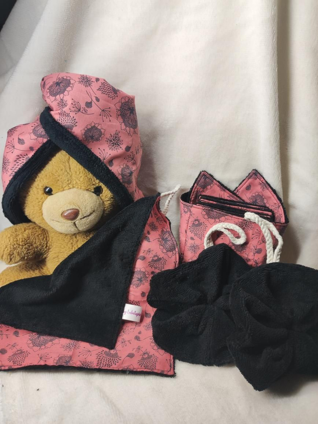 Ensemble visage et douche fleurs noires sur fond rose