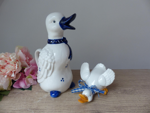 Porte ustensiles oie blanche en céramique peinte à la main vintage avec noeud bleu en ruban, oie et bébé oison décoration cuisine maison