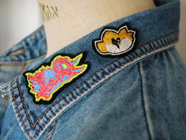 Clématite (Pins brodé main et machine)