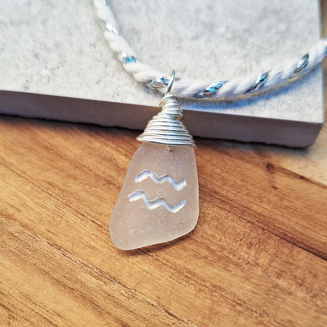 Astro Verseau - pendentif en verre gravé et argent