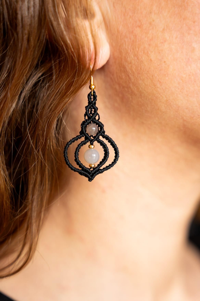 Boucles d&#039;oreilles en micro-macramé noir et perles Pierre de Lune 