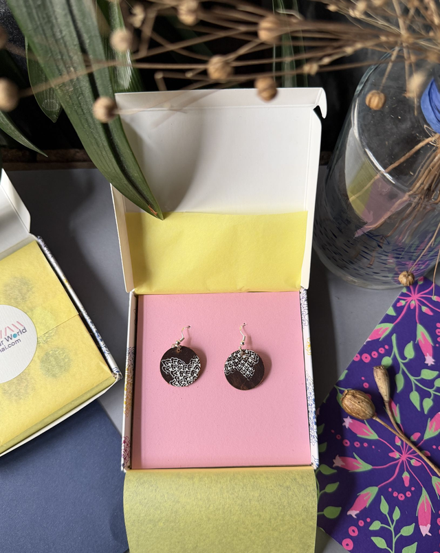 Ohrringe klein aus Rindsleder Siebdruck weiß (inkl. Geschenkbox)