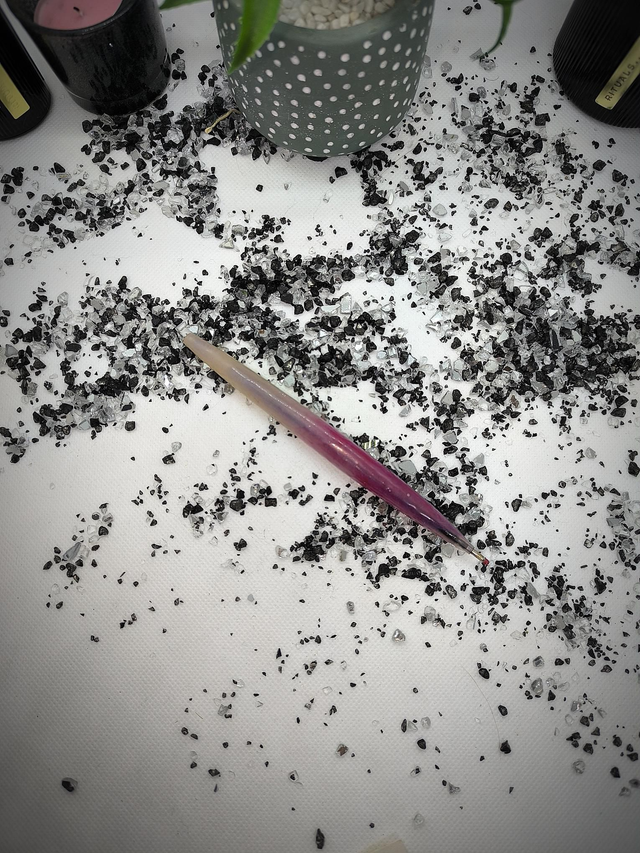 Crayon bicolore rose et blanc nacré (encre noire) 