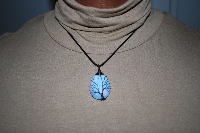 Collier opale orné d&#039;un arbre de vie