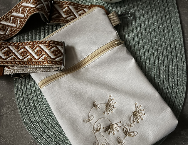 Crossbag Tasche weiß bestickt 