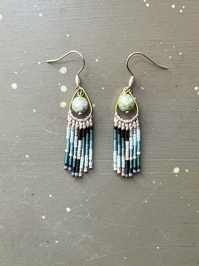Boucles d'oreille en macramé et perles à franges bleu gris