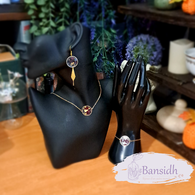 Parure médailles paillette dorées et pétales de rose