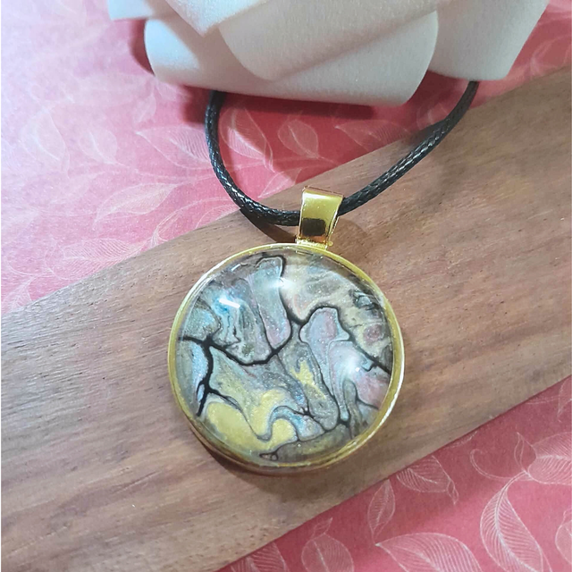 YUNA – Collier – Métal doré – Doré et noir