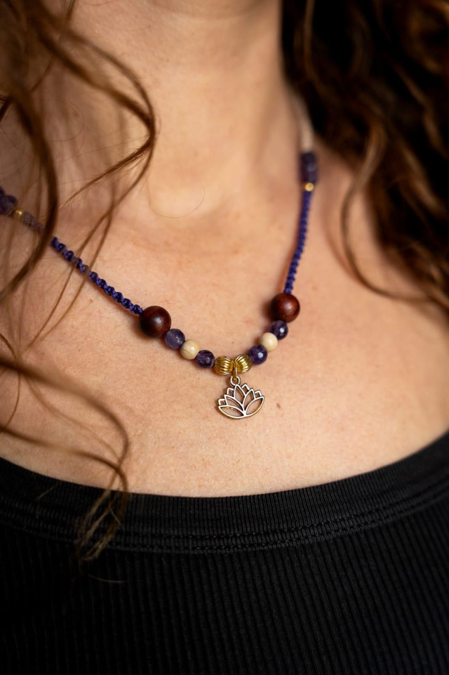 Collier en micro-macramé violet et Améthyste 