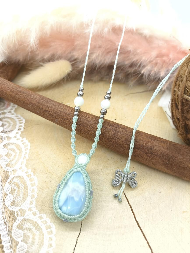 Collier léger en micro macramé avec larimar