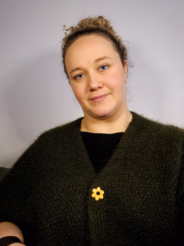 Pin's Marguerite jaune orangé