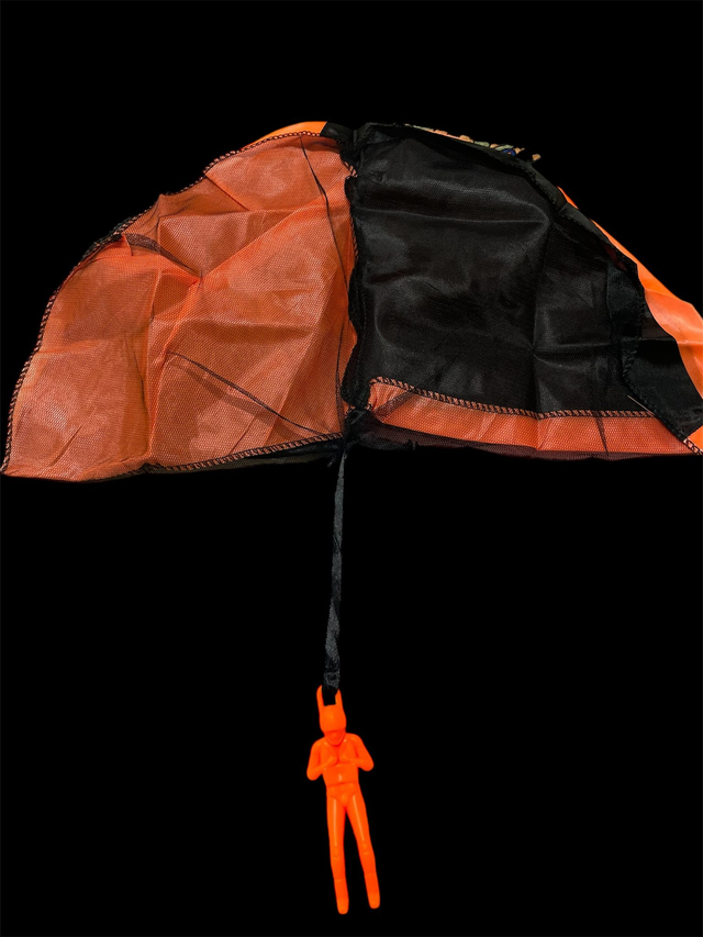 Poppetje aan parachute