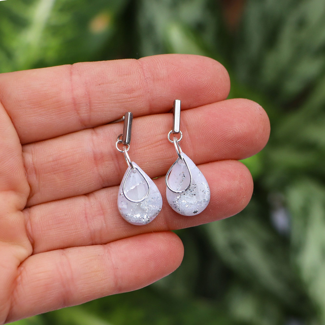 “Drops of Moonlight” - Ohrringe oder Edelstahlkette mit handgemachtem Anhänger im Marmor-Stil aus Polymerton, passende Ohrringe verfügbar