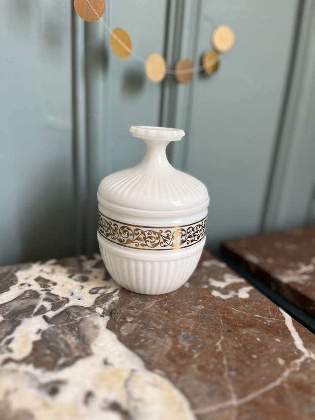 Pot en opaline années 70 de la marque Avon