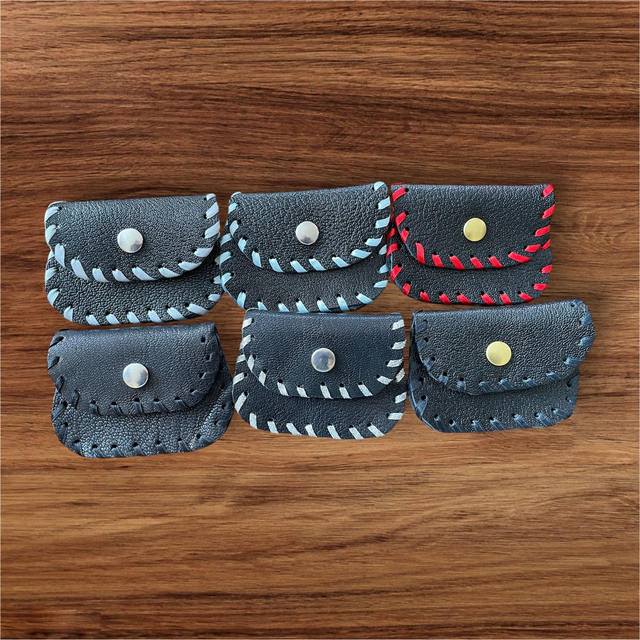 Pochette à chapelet en cuir noir