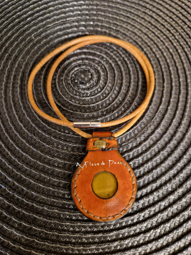 Collier cuir et oeil de tigre