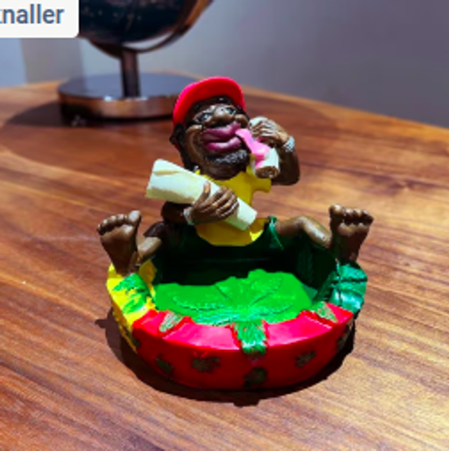 Prachtige asbak Jamaicaanse roker zittend (11cm)