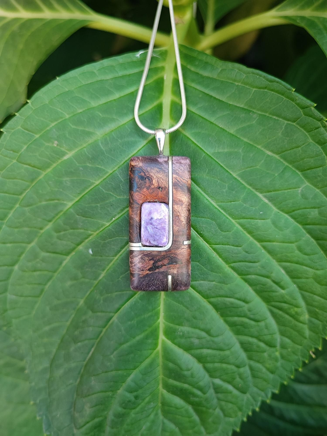Pendentif en Bois de Loupe de Peuplier stabilisé Violet, Charoïte et Argent
