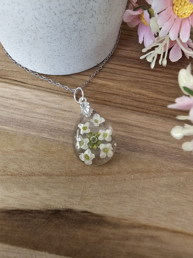 🌿 Collier Larmes de Nature -&quot;Éclosion Intemporelle&quot;– La délicatesse d’une fleur éternelle 🌿