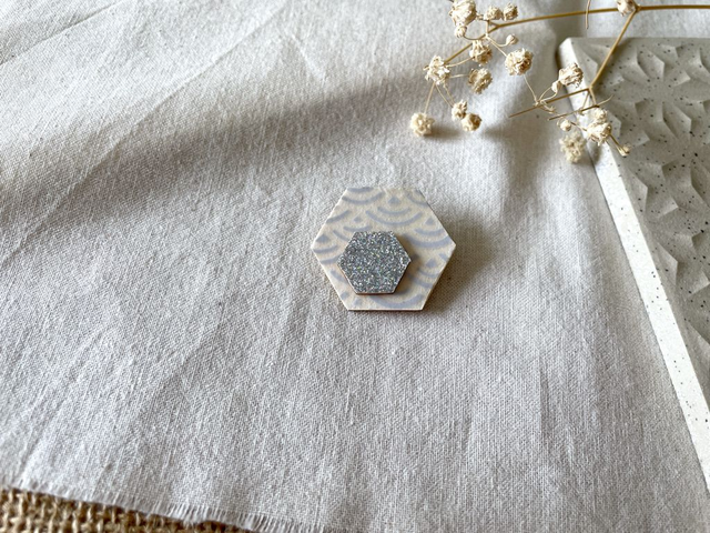 Broche Hexagone Seigaiha bleu et argent