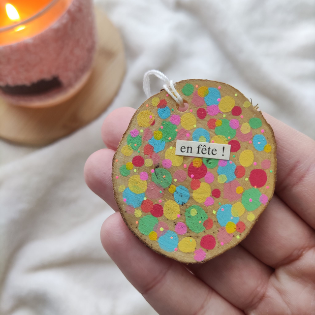 En fête - Mini rondin de bois à suspendre