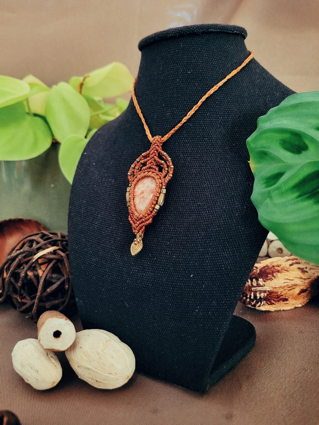 Pendentif en micro-macramé – pierre de soleil et perles