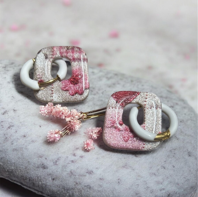 Pampilles carrées pailletées rose et blanc – Anneau blanc et doré