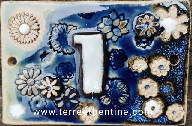 1 CHIFFRE: "Bas Relief"- motifs floraux sur fond bleu lagon 