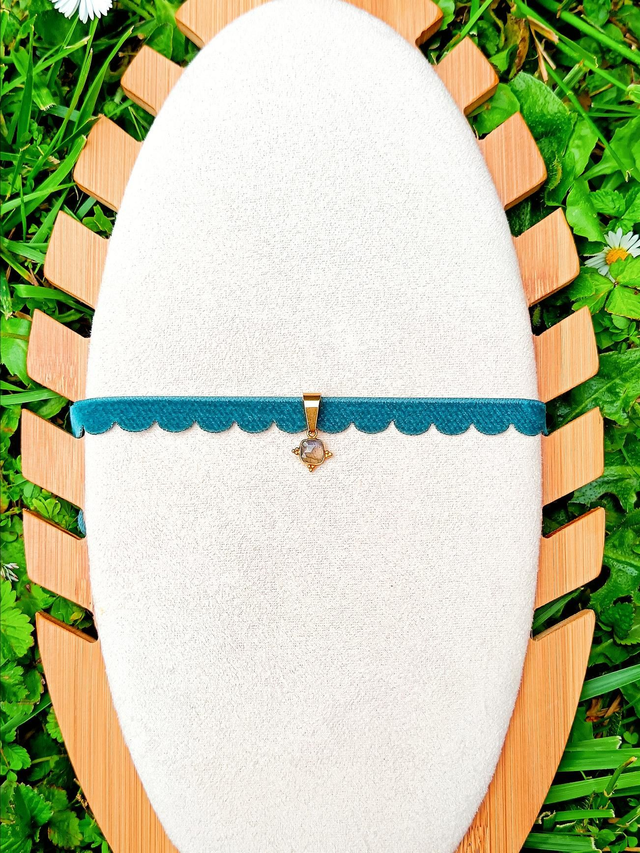 Ras-du-cou Aura mystérieuse