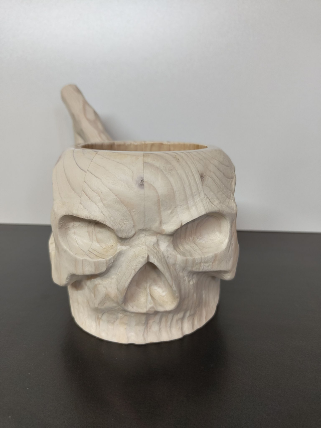 Totentrunk – Handgeschnitzter Holzbecher Totenkopf 0,5 Liter