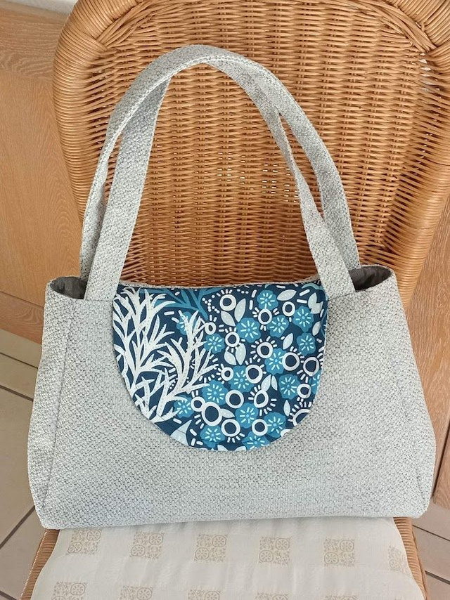Sac besace tissu jacquard en relief gris rabat fleuri bleu doublé