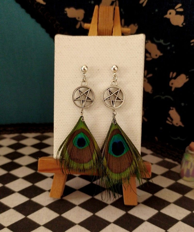 Clous d'oreilles argenté plumes de paon vertes et breloques